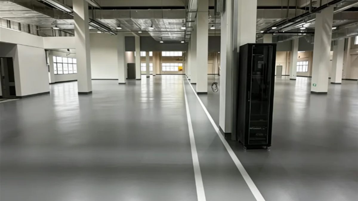 Seamless industrial floor in food production facility
